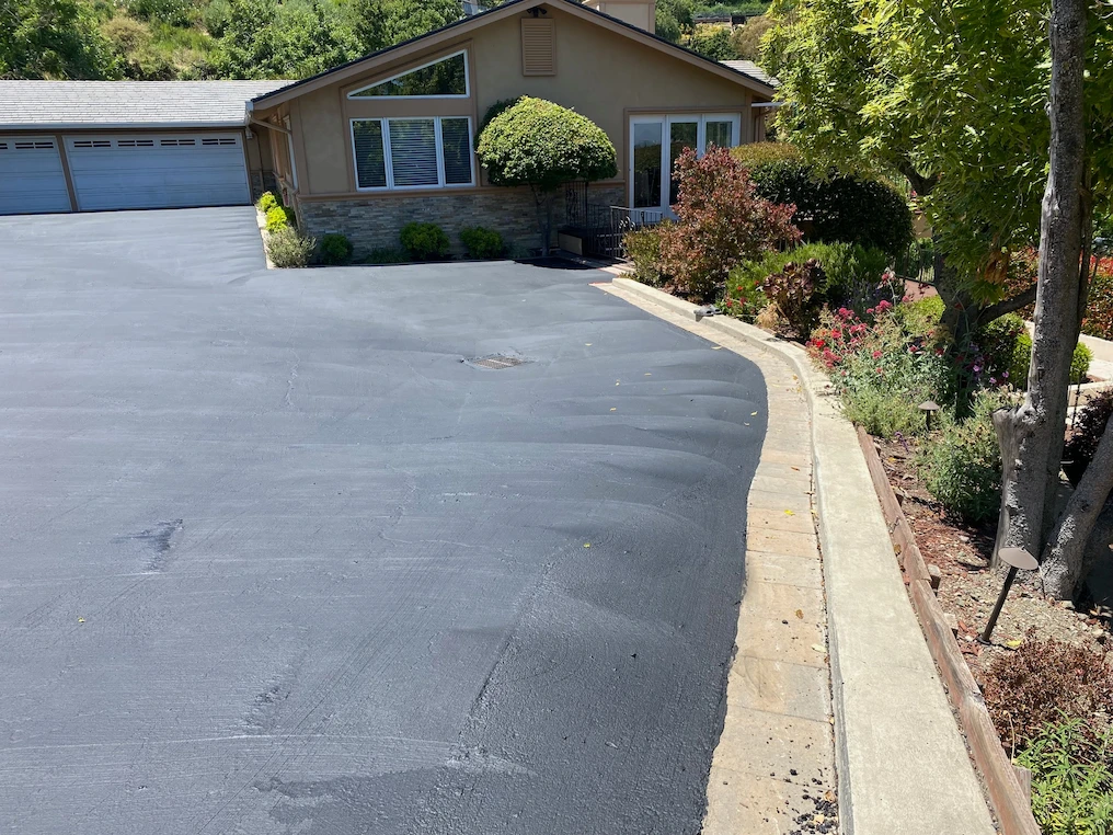 Home Driveway Sealcoating - Why Choose EARTHTEK for Residential Driveway Sealcoating